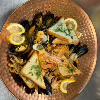 Mariscada cu fructe de mare