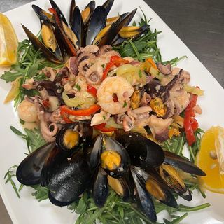 Salata calda cu fructe de mare