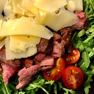 Tagliata de vita cu parmezan, rucola si rosii cherry