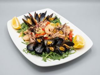 Salata calda cu fructe de mare