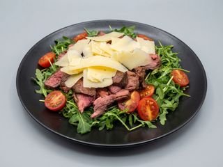 Tagliata de vita cu parmezan, rucola si rosii cherry