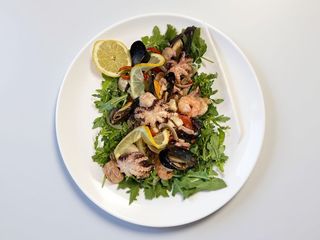 Salată caldă cu fructe de mare