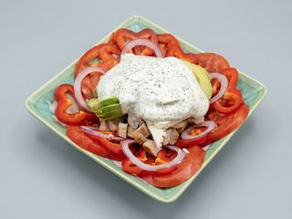 Salată keto cu pui şi avocado