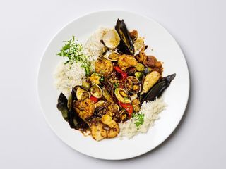 Tigaie picantă cu fructe de mare