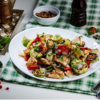 Piept de curcan cu legume la plită