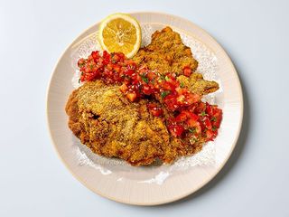 Şniţel de vită cu salsa de rosii