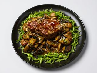 Muşchi de vită cu sos brun şi ciuperci