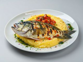 Dorada la grătar cu mămăliga și usturoi