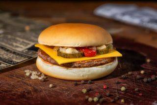 Cheeseburger & Cartofi prajiti