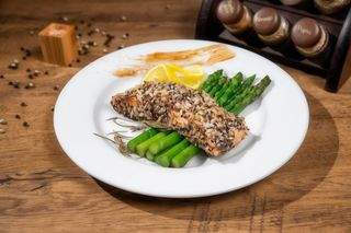 File de somon in crustă de semințe cu orez salbatic