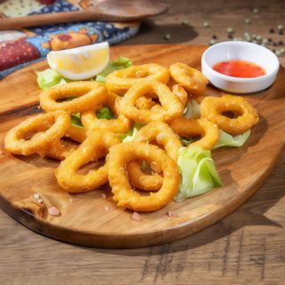 Calamari pane cu lămâie și sos aromat