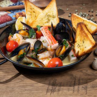 Tigaie cu fructe de mare