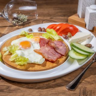 Mic dejun cu ouă ochiuri