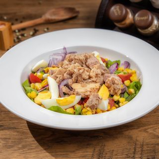 Salată cu ton, porumb și ou