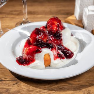 Papanași cu smântână și dulceață de vișine