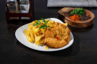 Snitel de porc  cu cartofi prajiti