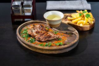 Ceafa de porc la grătar și cartofi prajiti