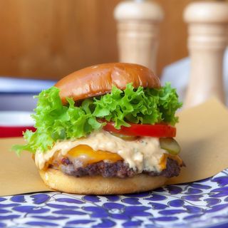 Cheeseburger d'Autore cu cartofi prăjiți