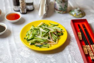 Salată de castraveți cu surimi