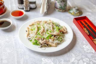 Tăiței de orez cu pui și legume