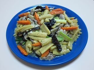 Lăstari de porumb cu legume și orez