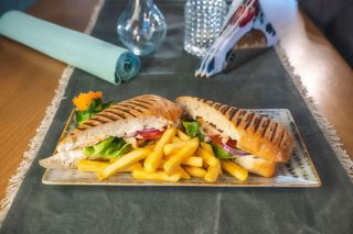 Sandwich cu piept de pui și cartofi prăjiți