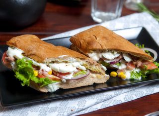 Sandwich cu ton și ou fiert