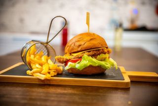 Crispy Burger cu cartofi prăjiți