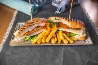 Hamburger pui cu cartofi prăjiți