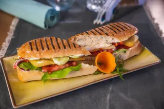 Sandwich cu ochiuri și cașcaval afumat