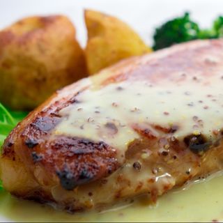 Mușchiuleț de porc în sos de bere și garnitură de cartofi cu usturoi