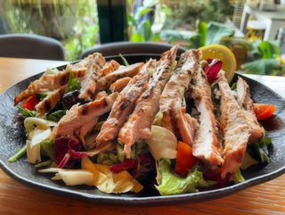 Salată cu pui și avocado