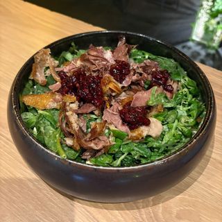 Salată cu pulpă de rață