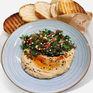 Hummus si salata tabbouleh