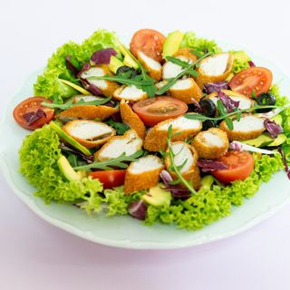 Salata de cruditati cu pui crispy