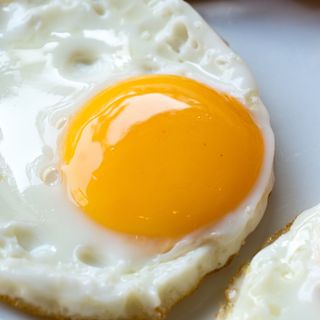 Oua ochiuri cu cartofi prajiti