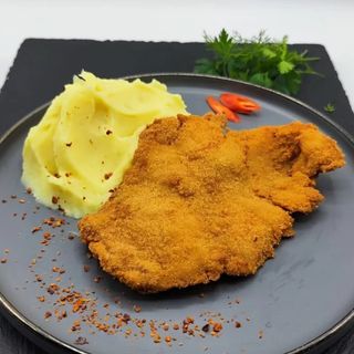 Snitel de pui cu piure de cartofi/salata de varza