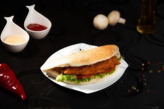 Sandwich șnițel de pui în turtă