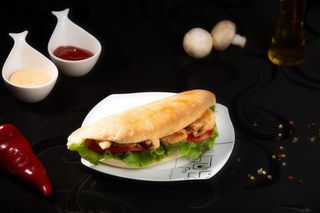 Sandwich piept de pui în turtă