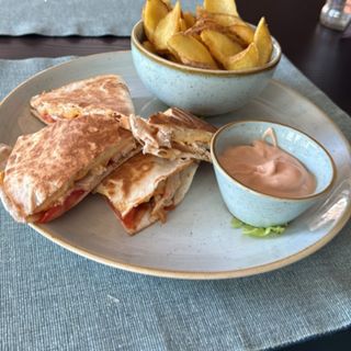 Meniu quesadilla cu piept de pui + cartofi prajiti + sos