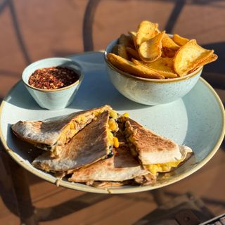 Meniu veggie quesadilla+ cartofi prajiti + sos