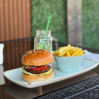 Meniu Hamburger de vita + cartofi prajiti + sos de rosii