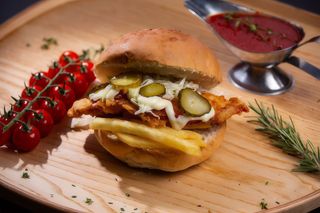 Snitel pui cu cartofi in chifla