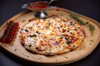 Pizza cu șuncă și salam