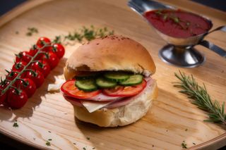 Sandwich cu șuncă și cașcaval