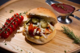 Grătar pui cu cartofi in chifla