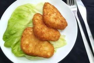 Crochete de cartofi cu salată de varză (de post)