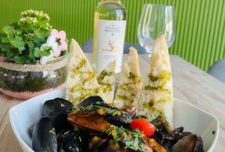 Tigaie de scoici în sos de vin și ciabatta