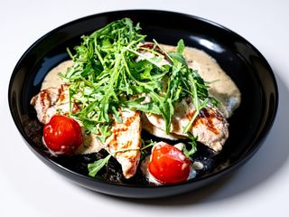 Piept de curcan cu sos trufat si cartofi wedges