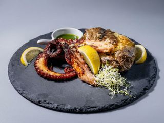 Tentacule de caracatiță, cartof copt cu unt și sos de lămâie